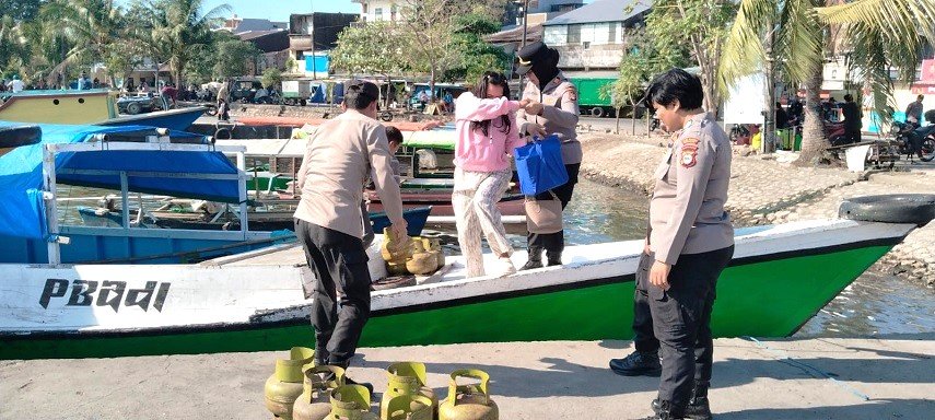 Jaga Pelabuhan Paotere Tetap Kondusif, Satbinmas Polres Pelabuhan Makassar Intensifkan Patroli Kamtibmas