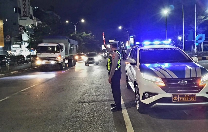 Satlantas Polres Pelabuhan Makassar Siaga Malam Atur Arus Lalu Lintas