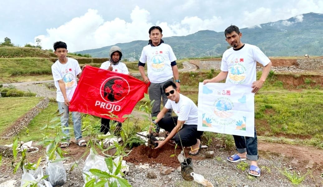 Peringati Hari Bumi Sedunia, Projo Sulsel Gelar Aksi Tanam Pohon di Center Point of Indonesia
