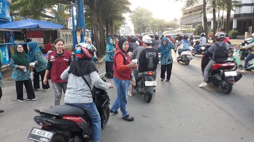 "Harmoni di Simpang Kota": Aksi Kemanusiaan TP PKK Kunjung Mae Warnai Senja Ramadhan