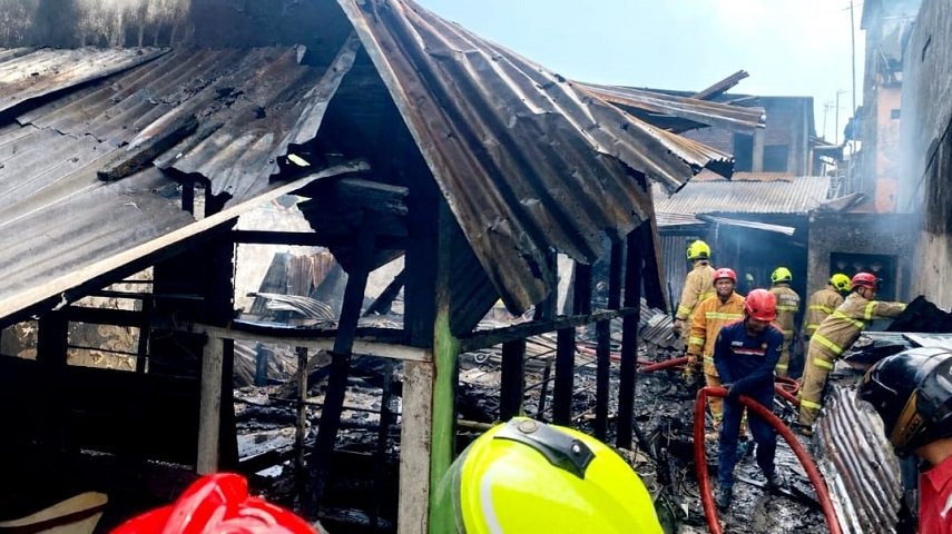 Lengah Sesaat Berujung Petaka: Rumah Semi Permanen di Makassar Hangus Dilalap Api Akibat Kompor Gas