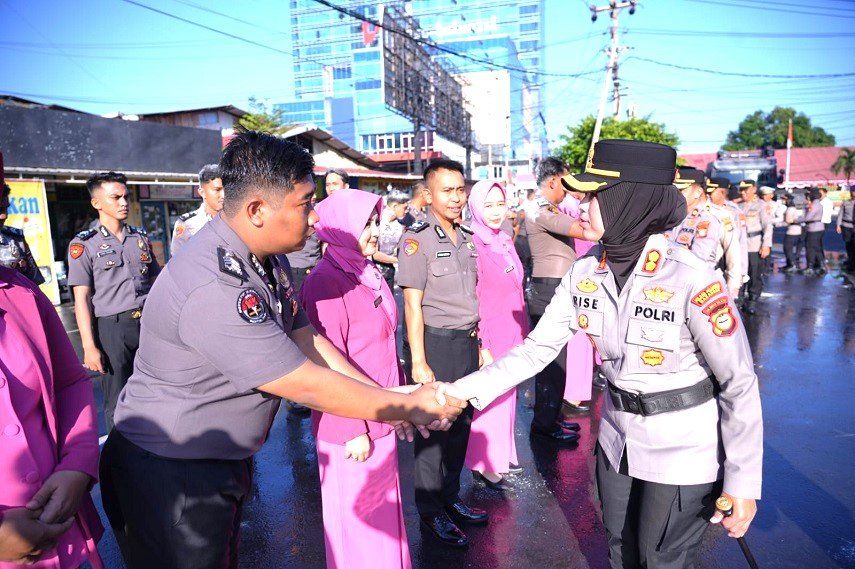 53 Personel Polres Pelabuhan Makassar Naik Pangkat, Tradisi Siram Air Kembang dan Water Cannon Warnai Momen Penuh Haru