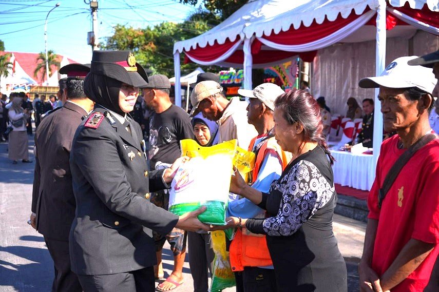 Hari Bhayangkara ke-80 Penuh Kepedulian, Polres Pelabuhan Makassar Salurkan Bantuan Sembako