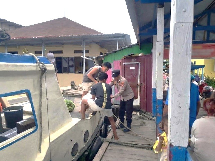 Bukan Sekadar Patroli, Polisi Polsubsektor Sangkarrang Bantu Warga Turun dari Kapal di Pulau Barrang Lompo