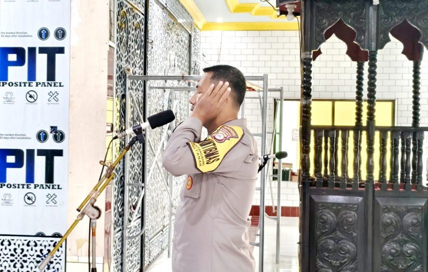 Gema Adzan di Masjid: Cara Humanis Polres Pelabuhan Makassar Jaga Kamtibmas Lewat Saf Salat