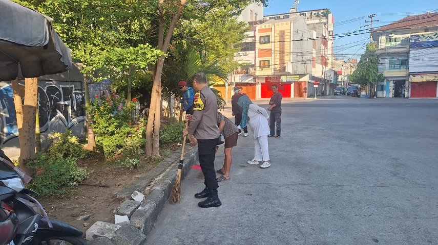 Polisi Hadir di Tengah Warga, Bhabinkamtibmas Ende Perkuat Gotong Royong Lewat Kerja Bakti