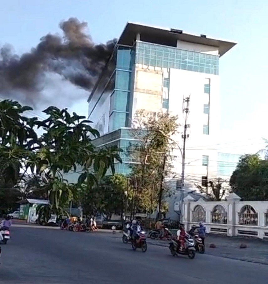 Gedung Kosong RS Ujung Pandang Baru Makassar Terbakar, Api Diduga Berasal dari Tandon Air