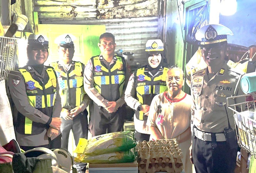 Humanis dan Peduli, Polres Pelabuhan Makassar Berbagi Rezeki untuk Masyarakat Kurang Mampu