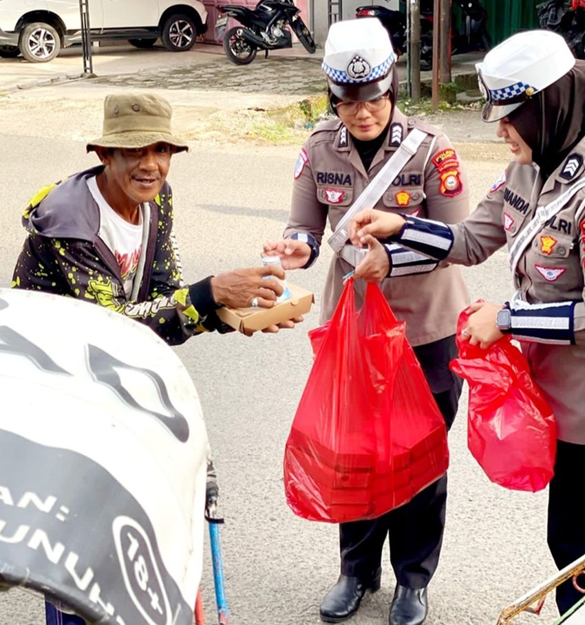Operasi Keselamatan, Satlantas Polres Bone Gelar Jumat Berkah Berbagi Makanan
