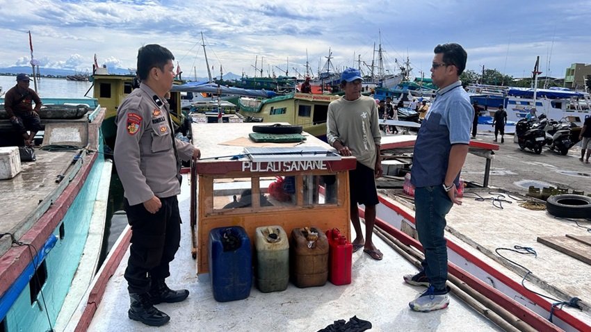 Gencarkan Patroli Dialogis, Polsek Paotere Ɓerikan Penyuluhan Kepada Masyarakat Pulau yang Beraktivitas di Perairan Makassar