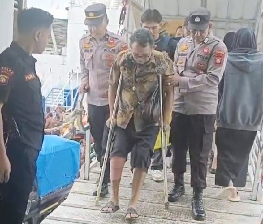 Dengan Penuh Ketulusan, Personel Polsek Soeta Bantu Penumpang Lemah Naik ke Kapal