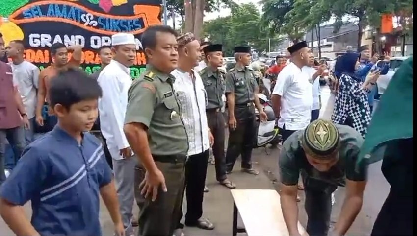 Pembagian Takjil Kepada Masyarakat Mengawali Pembukaan Kedai Cendrawasih