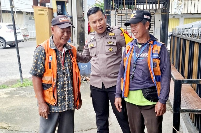 Pastikan Masyarakat Tak Dirugikan Tarif Parkir Tidak Wajar, Bhabinkamtibmas Polres Pelabuhan Makassar Berikan Penyuluhan
