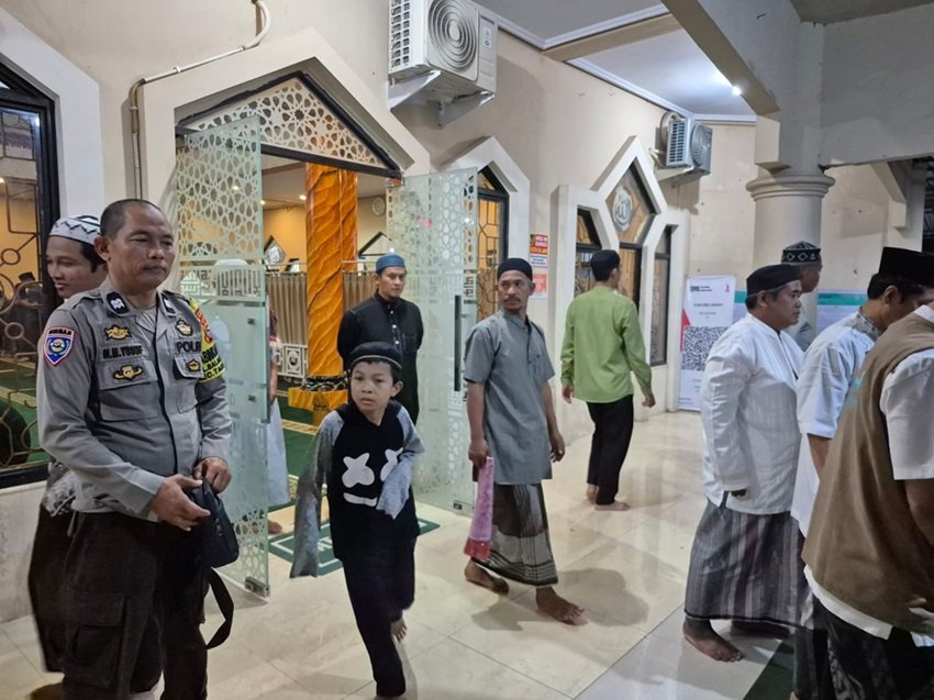 Ciptakan Situasi Kondusif, Bhabinkamtibmas Balang Baru Kawal Pelaksanaan Tarawih di Wilayah Binaan