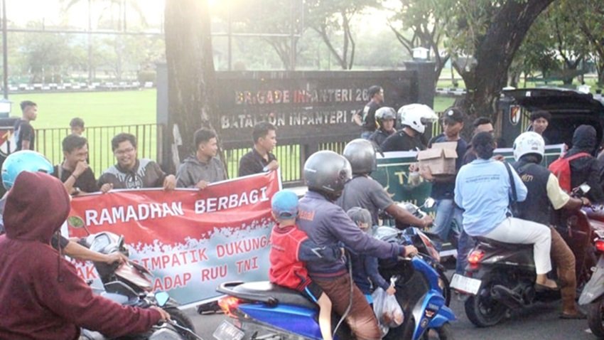 Rayakan Pengesahan UU TNI, Sejumlah Elemen Masyarakat Kota Sorong Membagikan Takjil ke Pengguna Jalan