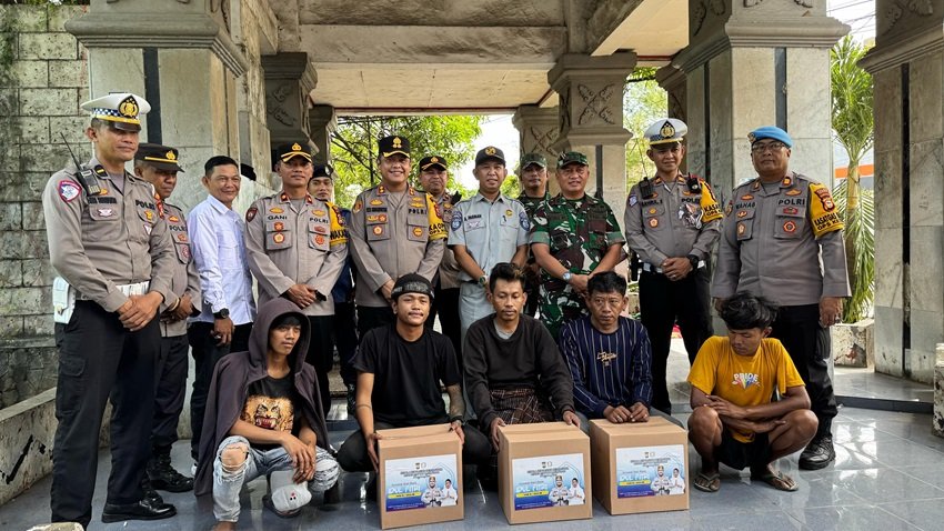 Bantu Masyarakat Kurang Mampu, Kapolres Gowa dan Dandim 1409/Gowa Bagikan Paket Lebaran kepada Pengamen Jalanan