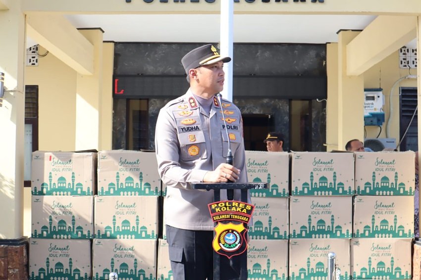 Tingkatkan Motivasi dan Semangat Anggota Dalam Menjalankan Tugas, Kapolres Kolaka Bagi-Bagi THR Kepada Seluruh Personel