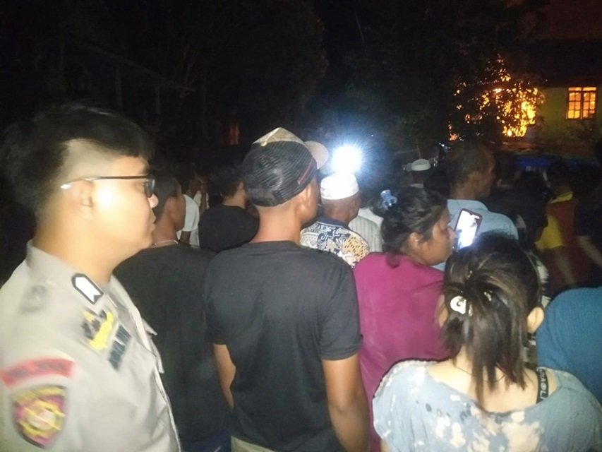 Rumah Terbakar di Pulau Barrang Lompo, Warga Bersama Polisi Padamkan Kobaran Api