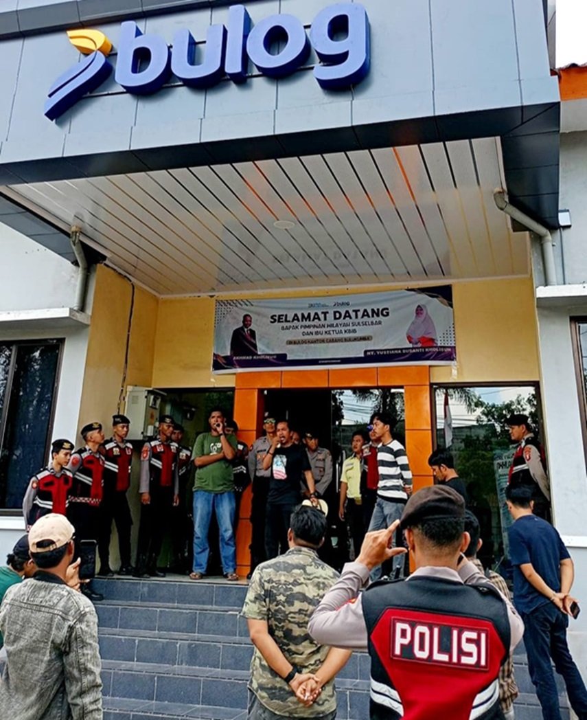 Harga Gabah Merosot Tajam di Bawah HPP, Puluhan Pemuda dan Mahasiswa Geruduk Kantor Bulog Bulukumba