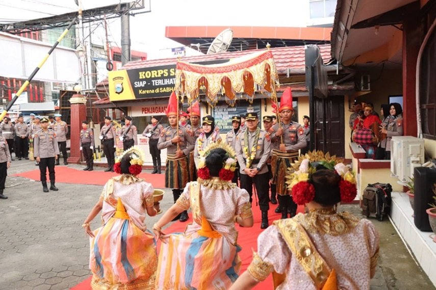 Disambut Kalungan Bunga dan Tari Tradisional Paduppa, AKBP Rise Sandiyantanti Resmi Jabat Kapolres Pelabuhan Makassar