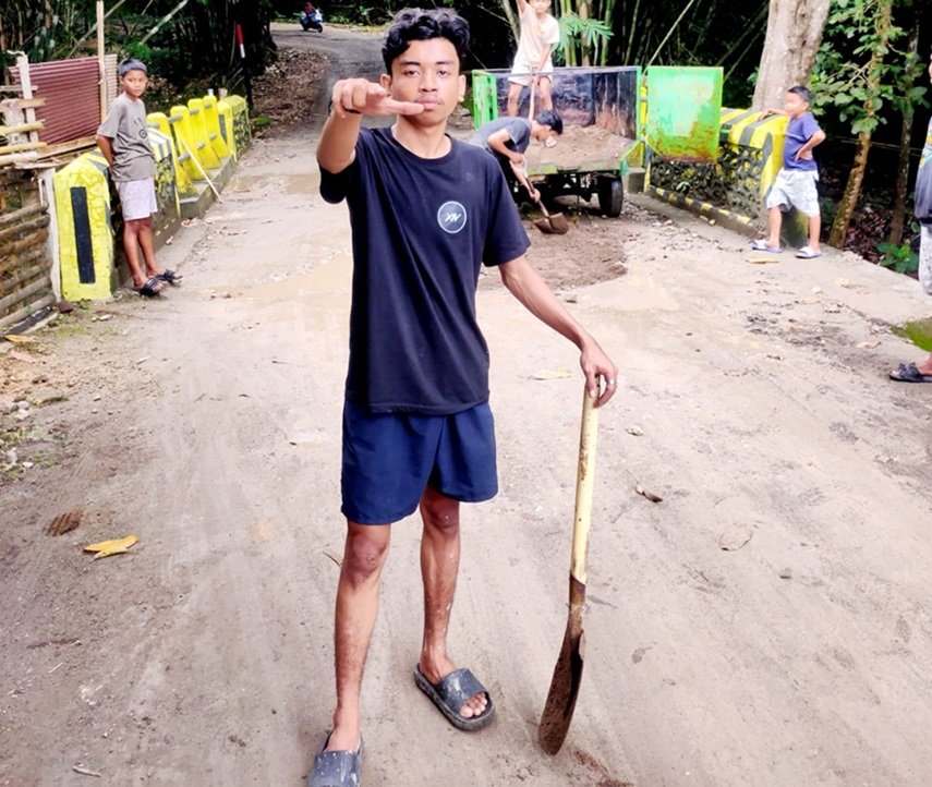 Pemuda Desa Kalepadang Timbun Jalan Rusak di Poros Desa Lebo, Sudah 10 Tahun Tak Diperhatikan Pemda Selayar