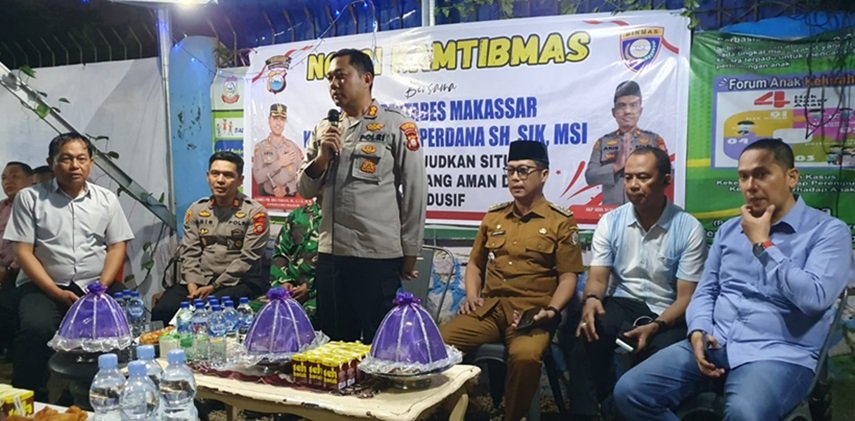 "Ngopi Kamtibmas" di Kunjung Mae: Sinergi Polri, TNI, dan Warga Jaga Kondusifitas Makassar