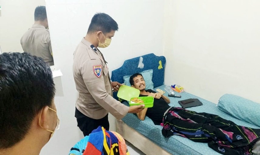 Seorang Penghuni Kos Ditemukan Dalam Kondisi Sakit, Bhabinkamtibmas Pattunuang Bergerak Cepat Evakuasi ke RS