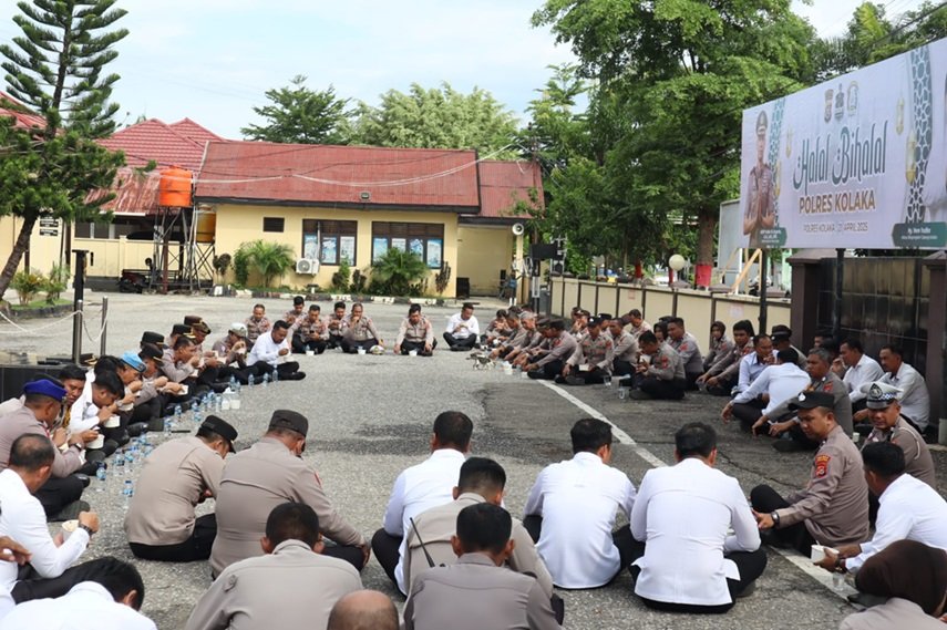 Pererat Silaturahmi Antar Personel, Kapolres Kolaka Laksanakan Halal Bihalal di Halaman Polres