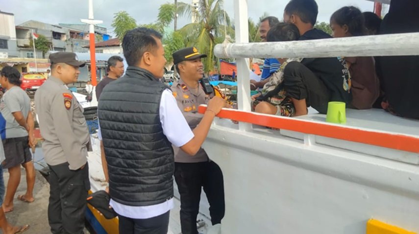 Sambangi Pelabuhan Paotere, Kapolsek Blusukan ke Area Keberangkatan Kapal dan Berdialog dengan Warga Pulau