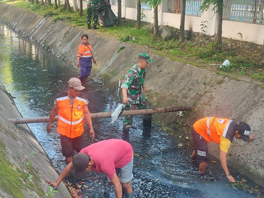 Semangat Gotong Royong, Koramil 1408-07/Ujung Pandang dan Warga Bersatu Bersihkan Selokan Hadapi Musim Hujan