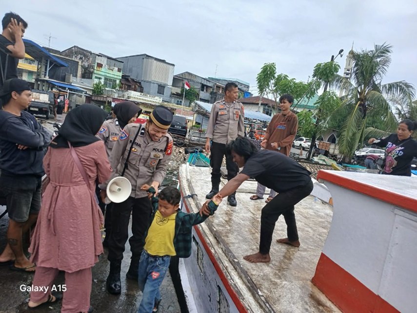 Lakukan Aksi Simpatik, Personel Polres Pelabuhan Turun Langsung Bantu Penumpang Turun dari Kapal