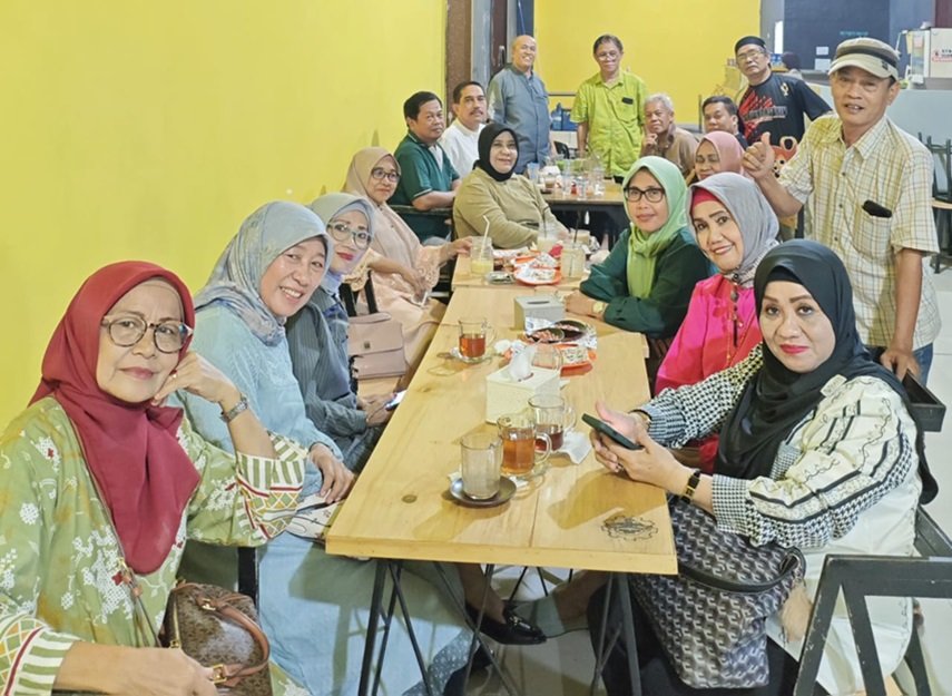 Kumpul di Virendy Cafe, Puluhan Alumni IPA9-10 SMANSA 82 Bernostalgia, Dr. Suliati : 43 Tahun Baru Bertemu Umar Makka