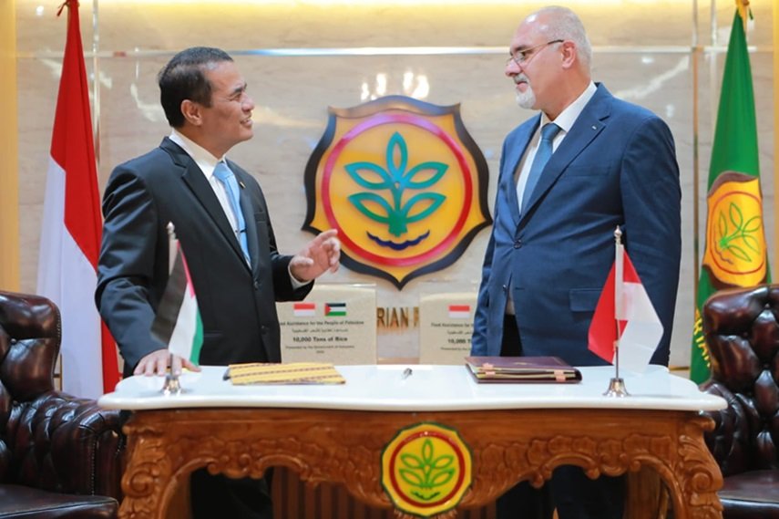 Atas Arahan Presiden RI, Mentan Amran Serahkan Bantuan 10.000 Ton Beras Kepada Palestina