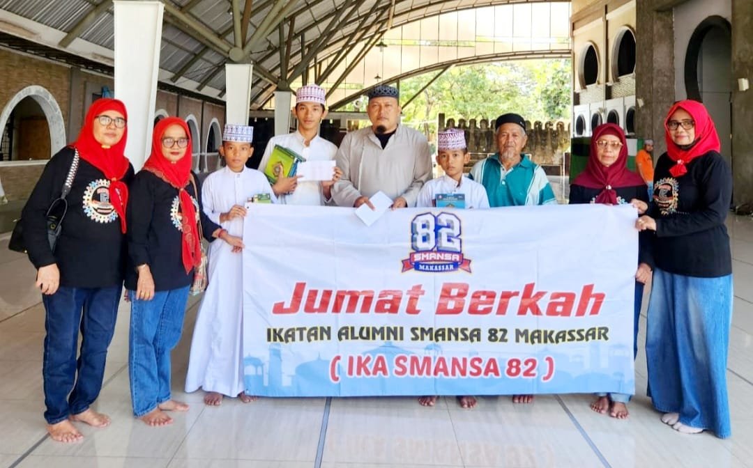 Tim Jumat Berkah IKA SMANSA 82 Bagikan Kitab Suci Qur'an Kepada Santri Tahfizh Qur'an di Masjid Jami Jl. Kerung-kerung