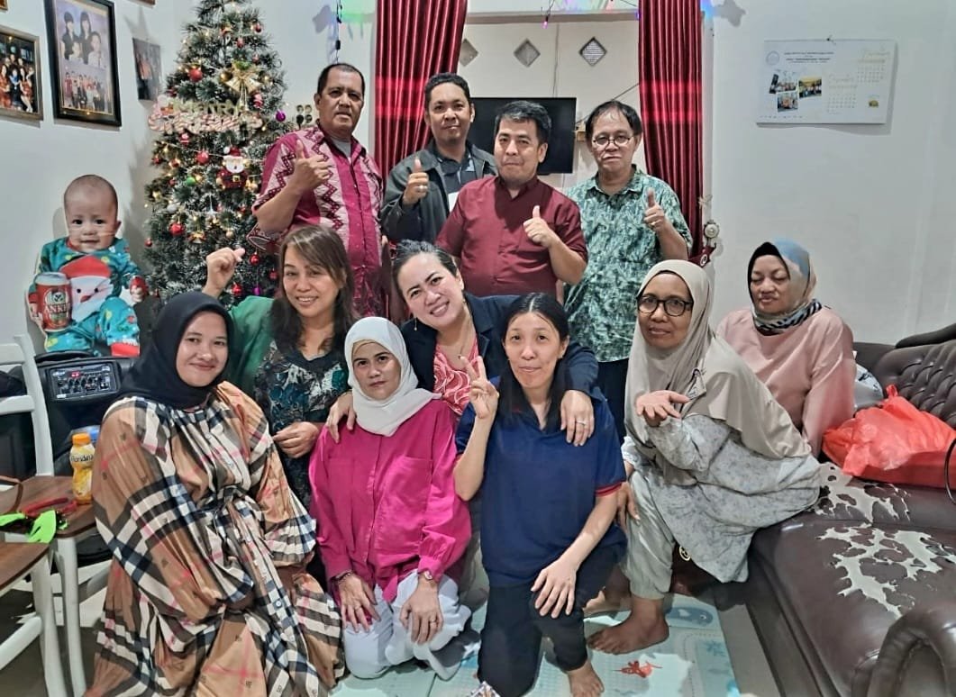 Tukar Kado Mewarnai Semangat Kebersamaan Pengurus dan Kader PSI Kota Makassar di Hari Natal 2024