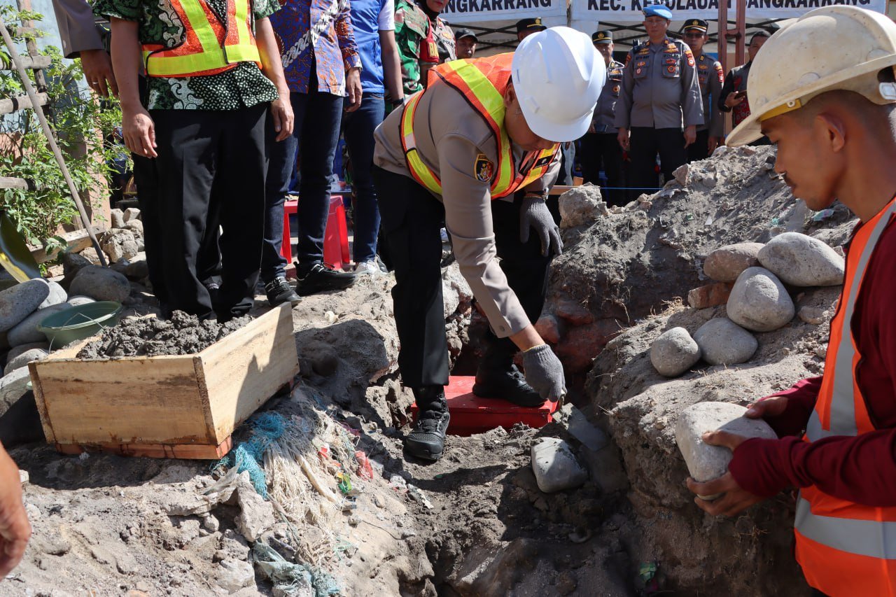 Kapolres Pelabuhan Makassar Lakukan Peletakan Batu Pertama Pembangunan Mako Polsubsektor Sangkarrang