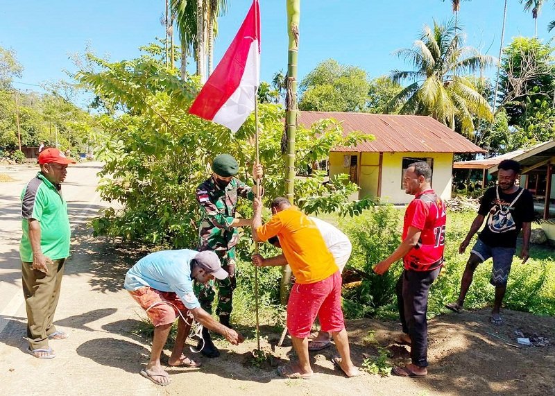Satgas Pamtas RI-PNG Yonif MR 413 Kostrad Ajak Masyarakat Kampung Nafiri Kibarkan Bendera Merah Putih