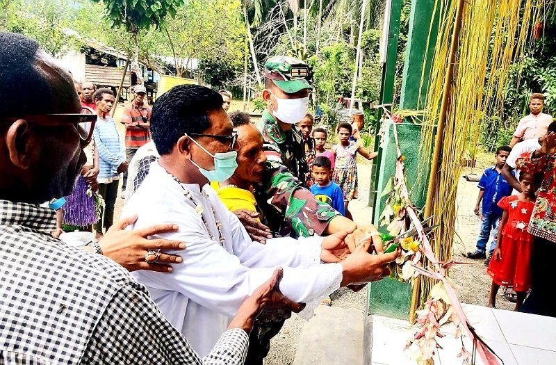 Satgas Pamtas RI-PNG Yonif MR 413 Kostrad Hadiri Peresmian Gereja Katolik Santo Mikhael di Kampung Kibay