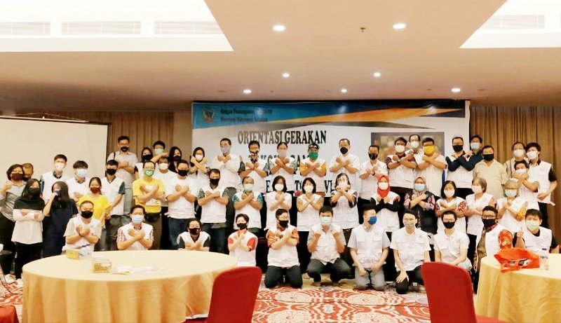 Peserta dengan panitia foto bersama usai berlangsungnya kegiatan "Orientasi Gerakan 1.000 Tokoh Agama Sebagai Edukator Covid-19".