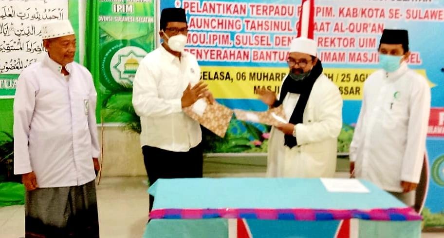 Wagub Sulsel Andi Sudirman Sulaiman didampingi Ketua Umum IPIM Sulsel H. Masykur Yusuf, S.Ag, M.Ag dan Warek V UIM Al Gazali Prof. Dr. H. M. Arfin Hamid foto bersama.