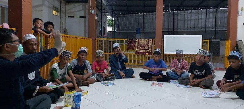 Tim Relawan Covid-19 STIKES Mega Buana Palopo Beri Sosialisasi dan Edukasi ke Masyarakat