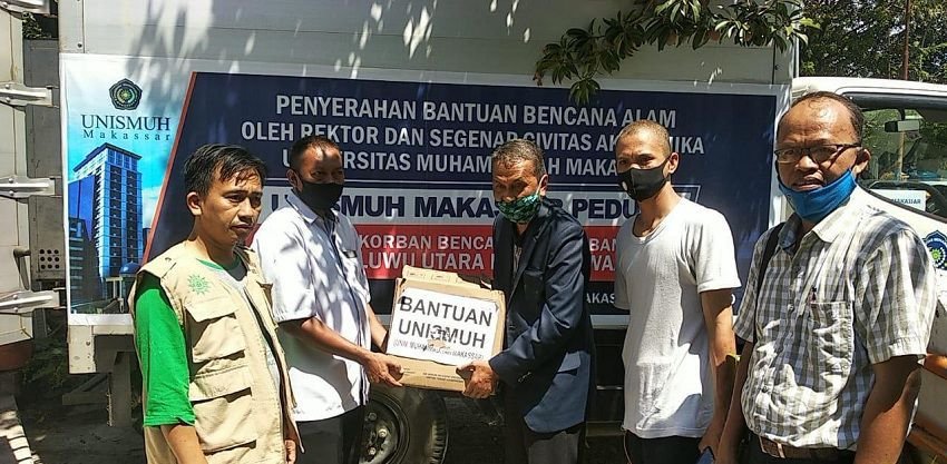 Unismuh Makassar Peduli Serahkan Bantuan Korban Banjir di Wajo