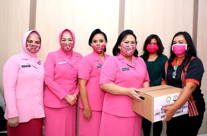 Kunker ke Tanah Karo, Ketua Bhayangkari Polda Sumut Serahkan Paket Bingkisan Kepada Warga