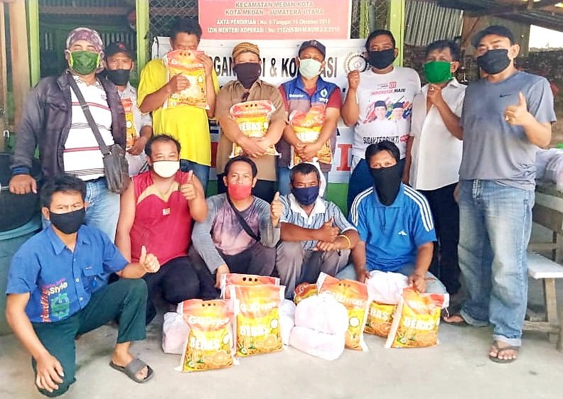 Kabaharkam Polri Bagikan 200 Paket Sembako ke Pengemudi Becak Bermotor di Medan