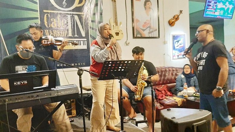 Belasan Musisi dan Penyanyi Senior Makassar Semarakkan Pesta Ultah di CafeIN Warkop