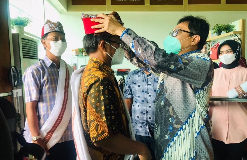 Wabup Dedi Palimbong Sambut Tamu Undangan THF dengan Menyematkan Kain Tenun dan Passapu