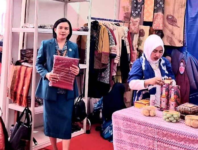 SOROTMAKASSAR.COM - Kain Tenun Toraja dan Sarita Jadi Pusat Promosi