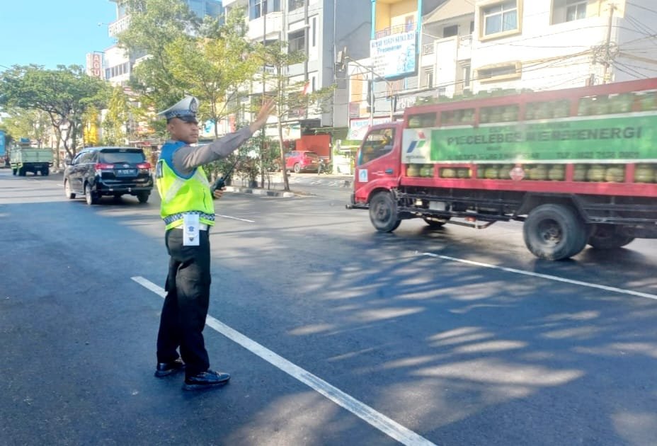 Strong Point dan Demi Kelancaran, Satlantas Polres Pelabuhan Makassar Lakukan Pengaturan Lalu Lintas