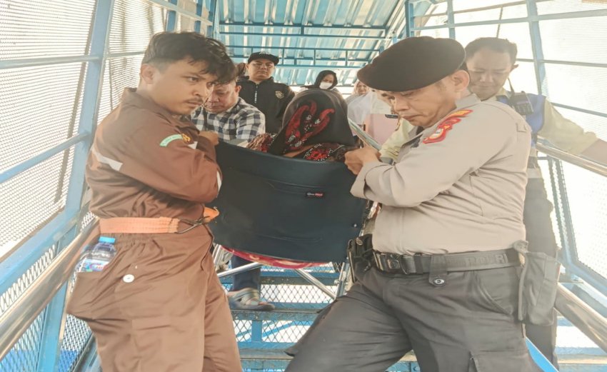 Bukti Nyata Polisi Bersama Masyarakat, Polsek Soeta Ulurkan Tangan untuk Penumpang Sakit