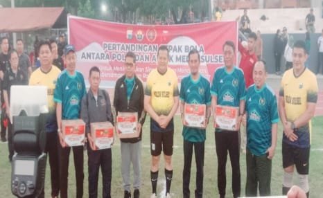 Sambut HUT Ke-77 Bhayangkara, Polda dan PWI Sulsel Gelar Pertandingan Sepak Bola Persahabatan yang Berakhir Imbang